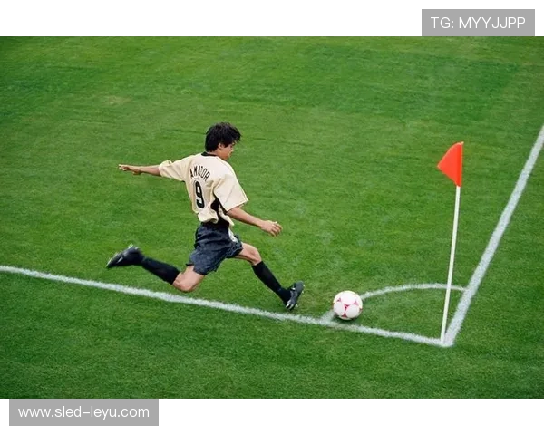 足球球星踢超远球是否犯规 解析规则与比赛判定标准